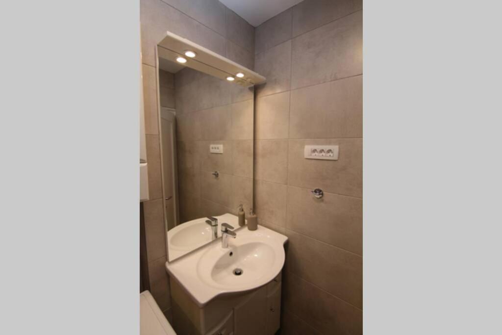 Fast Friend - Cozy Apartment In The Center With Private Garage Rijeka Buitenkant foto